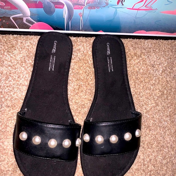 Pretty flip flop sandal with pearls. Size 8 - Picture 2 of 3
